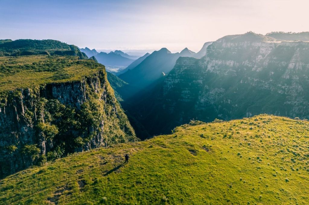 Cânion visto de drone com luz entre as montanhas