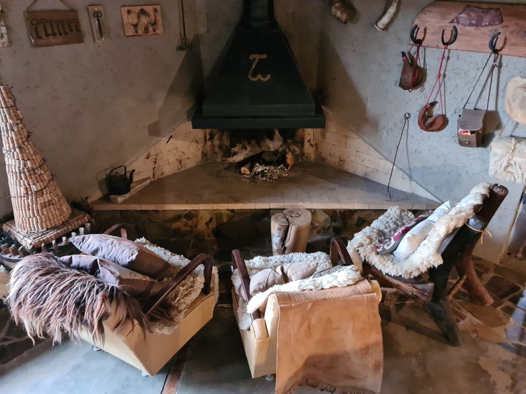 Lareira com poltronas e peles