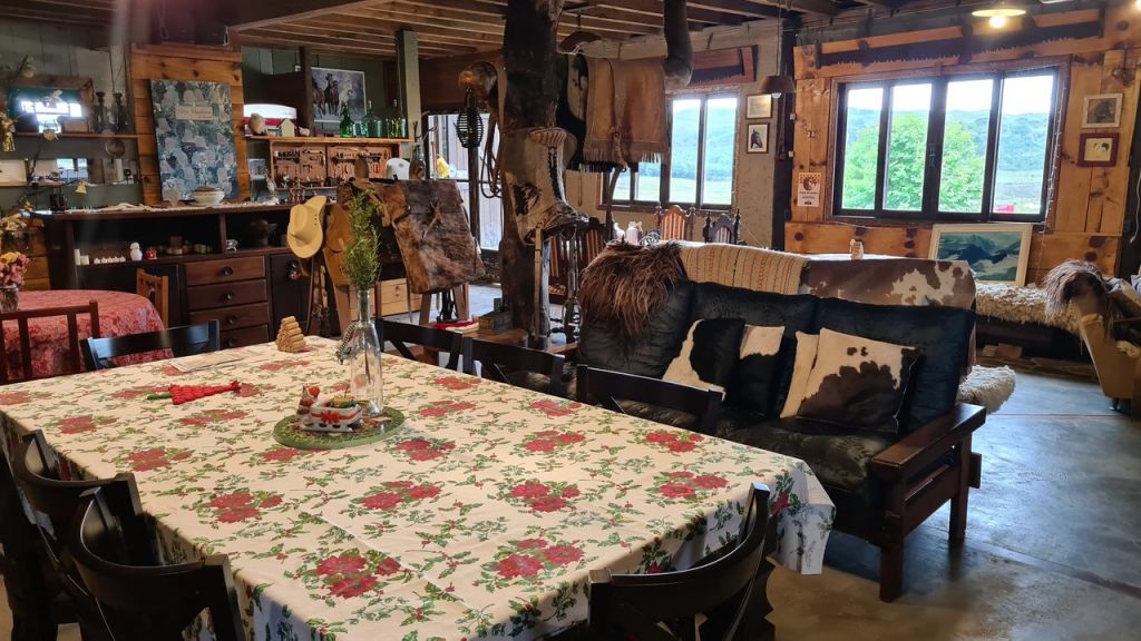 Sala de estar com mesa posta e janelas para o vale